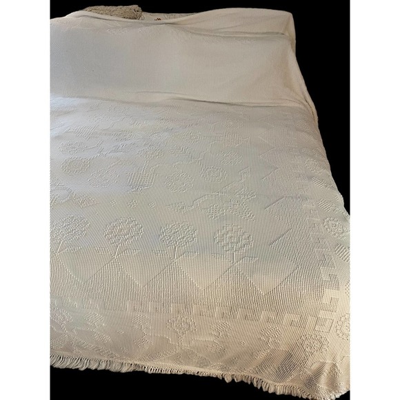 White QUEEN BEDSPREAD - Picture 13 of 15